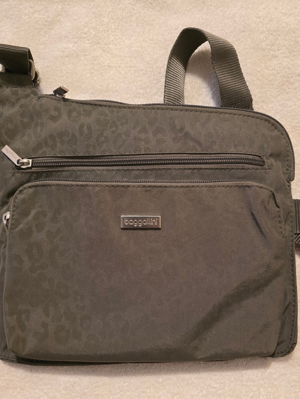 Baggallini Gray Cheetah Print HP Bagg Crossbody NWOT